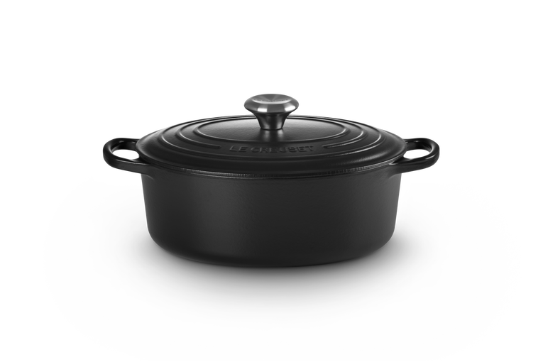 Le Creuset Ovaler Bräter mit schwarzer Innenemaille aus Gusseisen