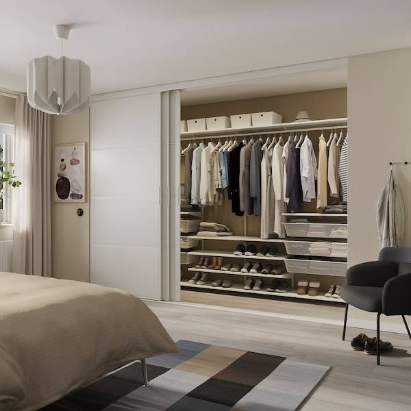 SKYTTA / BOAXEL Kleiderschrank+Schiebetüren begehb., weiß/Tjörhom weiß, Auslauf