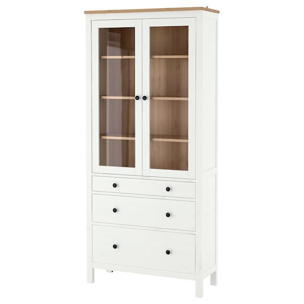 HEMNES Vitrine mit 3 Schubladen, weiß gebeizt/hellbraun,