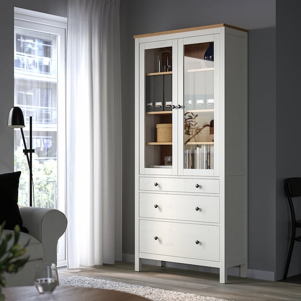 HEMNES Vitrine mit 3 Schubladen, weiß gebeizt/hellbraun, Cyber Monday
