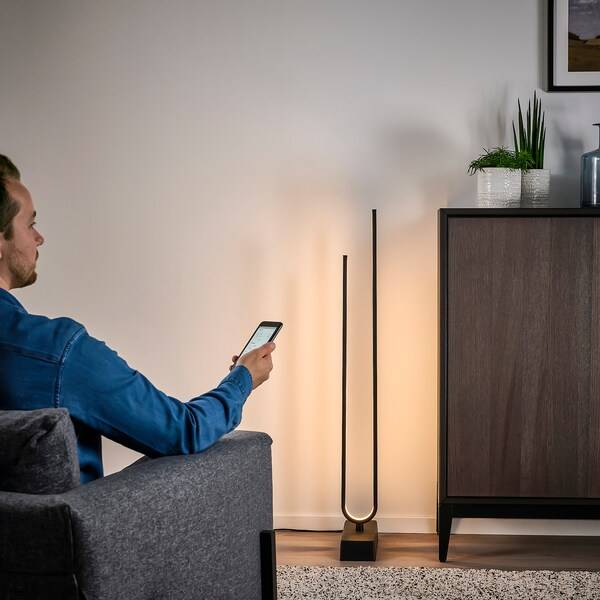 PILSKOTT Standleuchte, LED, smart schwarz Begrenztes Angebot