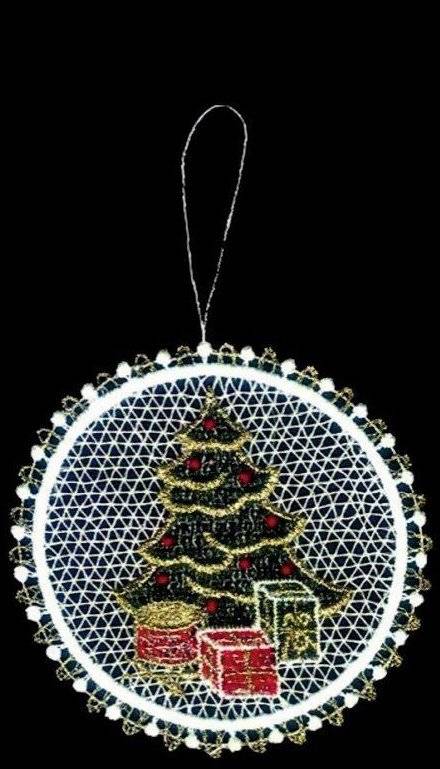 Plauener Spitze Baumbehang Weihnachtsbaum mit Geschenken im Kugelrahmem