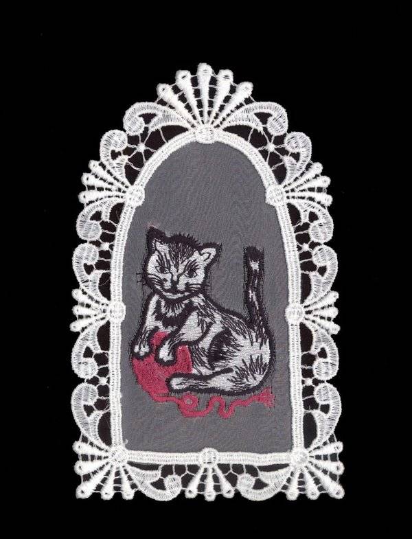 Plauener Spitze Fensterbild Katze