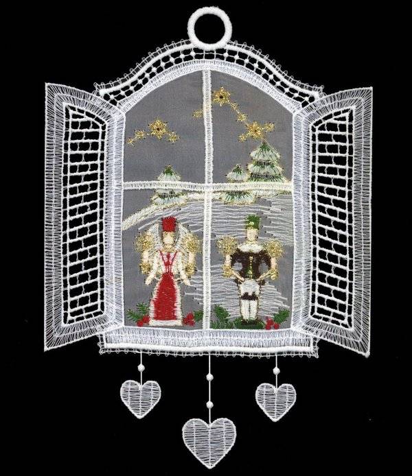 Plauener Spitze Fensterbild mit Weihnachtsduett im offenen Fenster