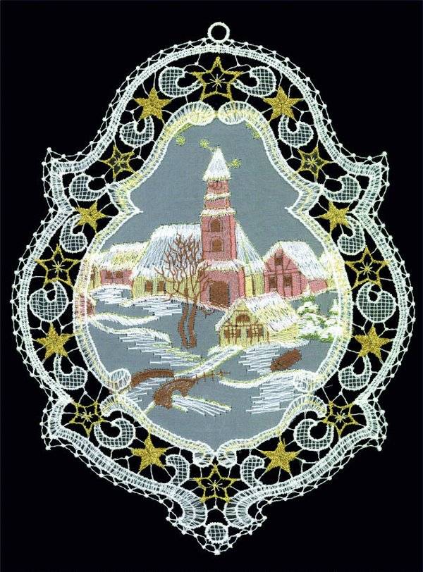 Plauener Spitze Fensterbild Ornament mit Kirche als Winteridylle