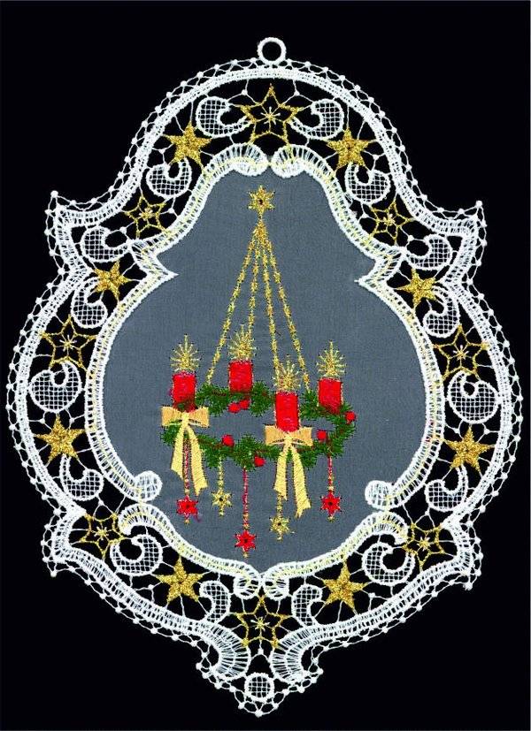Plauener Spitze Fensterbild Ornament mit Adventskranz