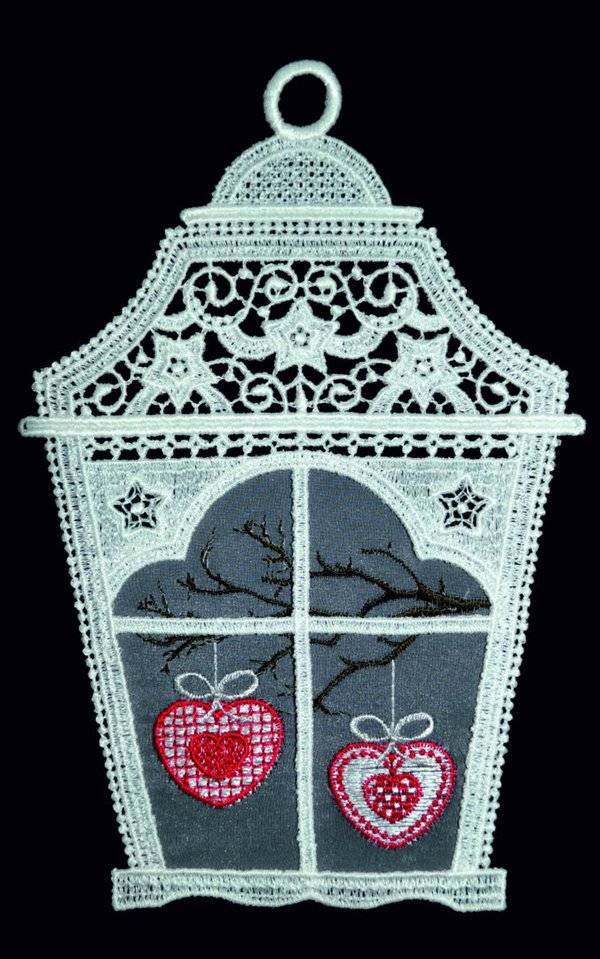 Plauener Spitze Fensterbild Laterne mit Herzen