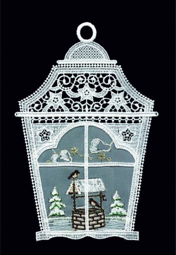 Plauener Spitze Fensterbild Laterne mit Brunnen