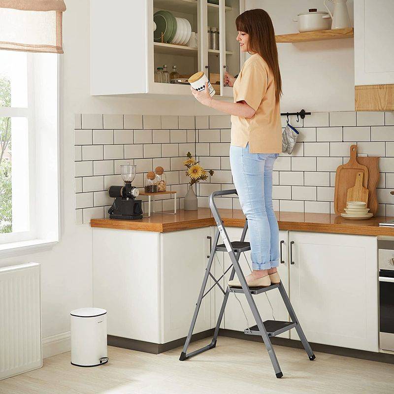 Songmics SONGMICS Trittleiter mit 3 Stufen Grau-Schwarz 50% Rabatt für begrenzte Zeit