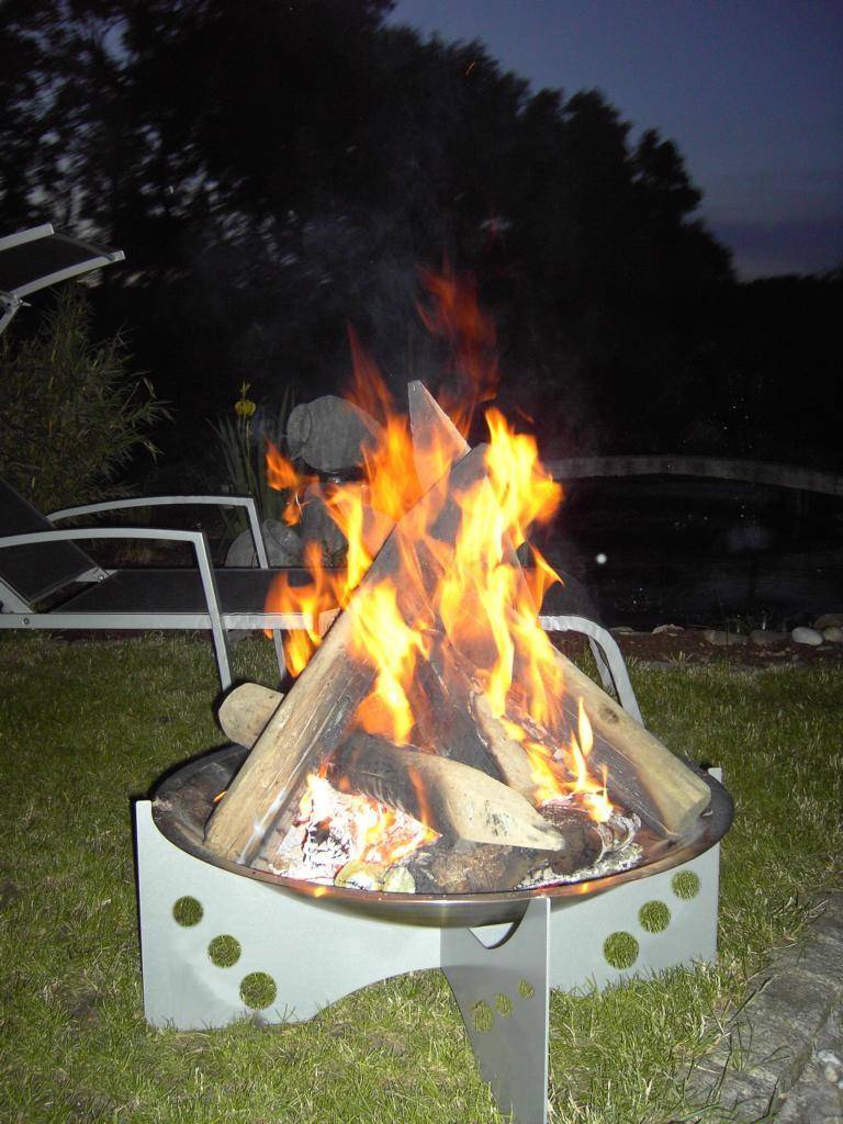 Szagato Feuerschale Garten aus Edelstahl ØxH 70x30cm Design 1 SZAGATO Feuerschale für den Garten Feuerschale outdoor Grillschale Grillkorb 70cm groß Sonderangebot